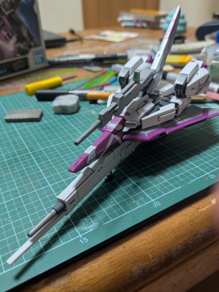 ゼータの醍醐味、ウェイブライダー形態です。こっちの方が自分としては大好きです。翼部分の縁の紫が全てシールなのがちょっと嫌でしたね。エアブラシとかはよくわからんので色分けであるとパチ組み勢としてはありがたい。可変機系ってやっぱりパーツが脆そうなのが怖いです。