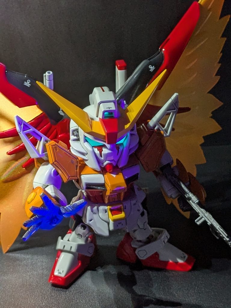 カメラアイ、掌、光の翼やエフェクトパーツは蛍光塗装しました。