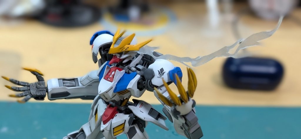 爪は折れては作り折れては作りの三本目目のエフェクトは透明プラ板を切り出しヘアアイロンで整形、そこにクリアレッドで塗装 