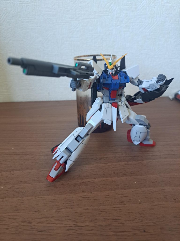 ビームライフル構え。多分シンの事ですからなんかの時に思わず｢クソッ、デスティニーならこんなっ!｣とか言いそうです。