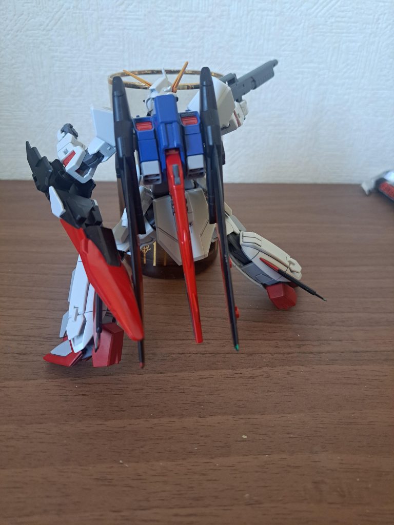 背面。デスティニーのバックパックをイメージしてます。ただしウイングを広げても何も出ない。