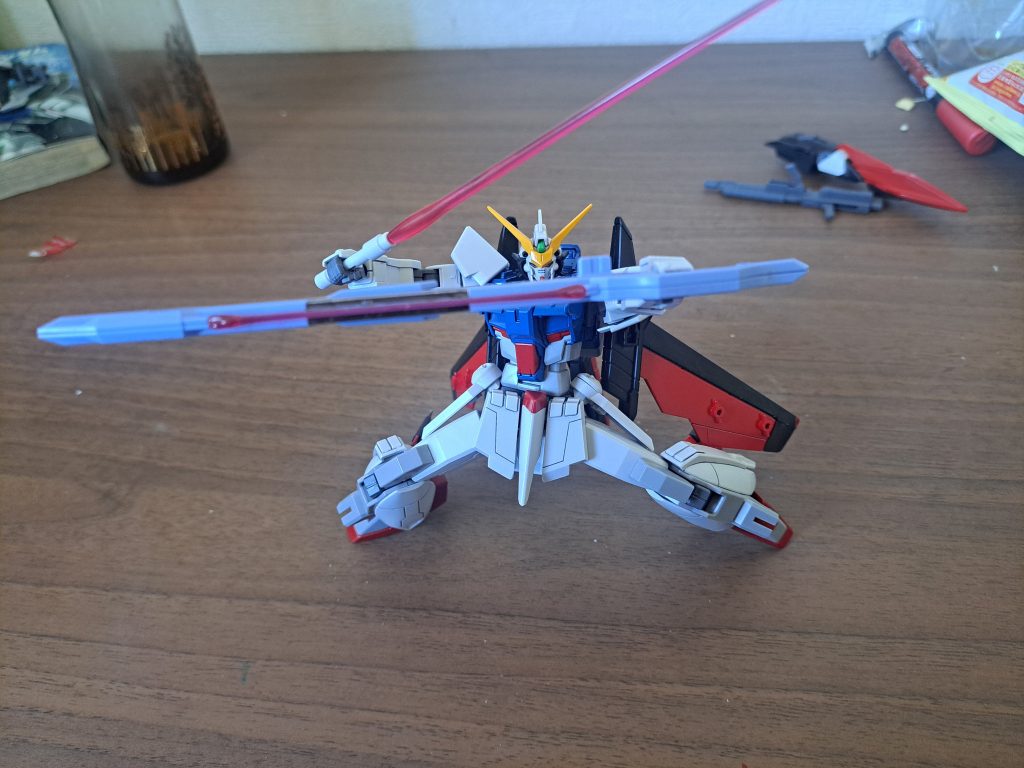 構えその2。え、量産型の関節で対艦刀片手持ちで振り回したら関節が馬鹿になるって? そ れ は そ う 