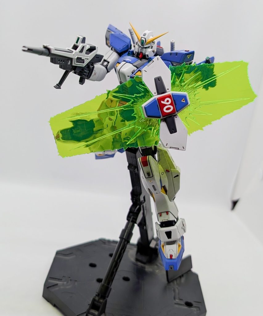 ビームシールドを構えつつライフルで射撃!この独特なビームシールドが印象的でカッコいいですよね〜!上下分割式で汎用性はありますが、試作段階ということなのか、発生機はだいぶ大型です