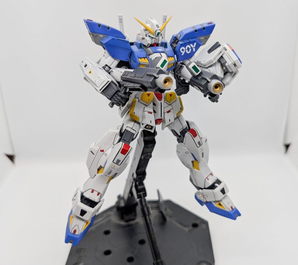 収束モードのメガビームバズーカを発射!普通に持たせることもできますが、腰に連結させると上記のとおり収束モードを再現できます。ただ、ヴェスバー同様非常に持たせにくく、持たせてもご覧の通り、若干内側を向いてしまいます…。でもこのモードをしっかり再現できるのは正直嬉しい!