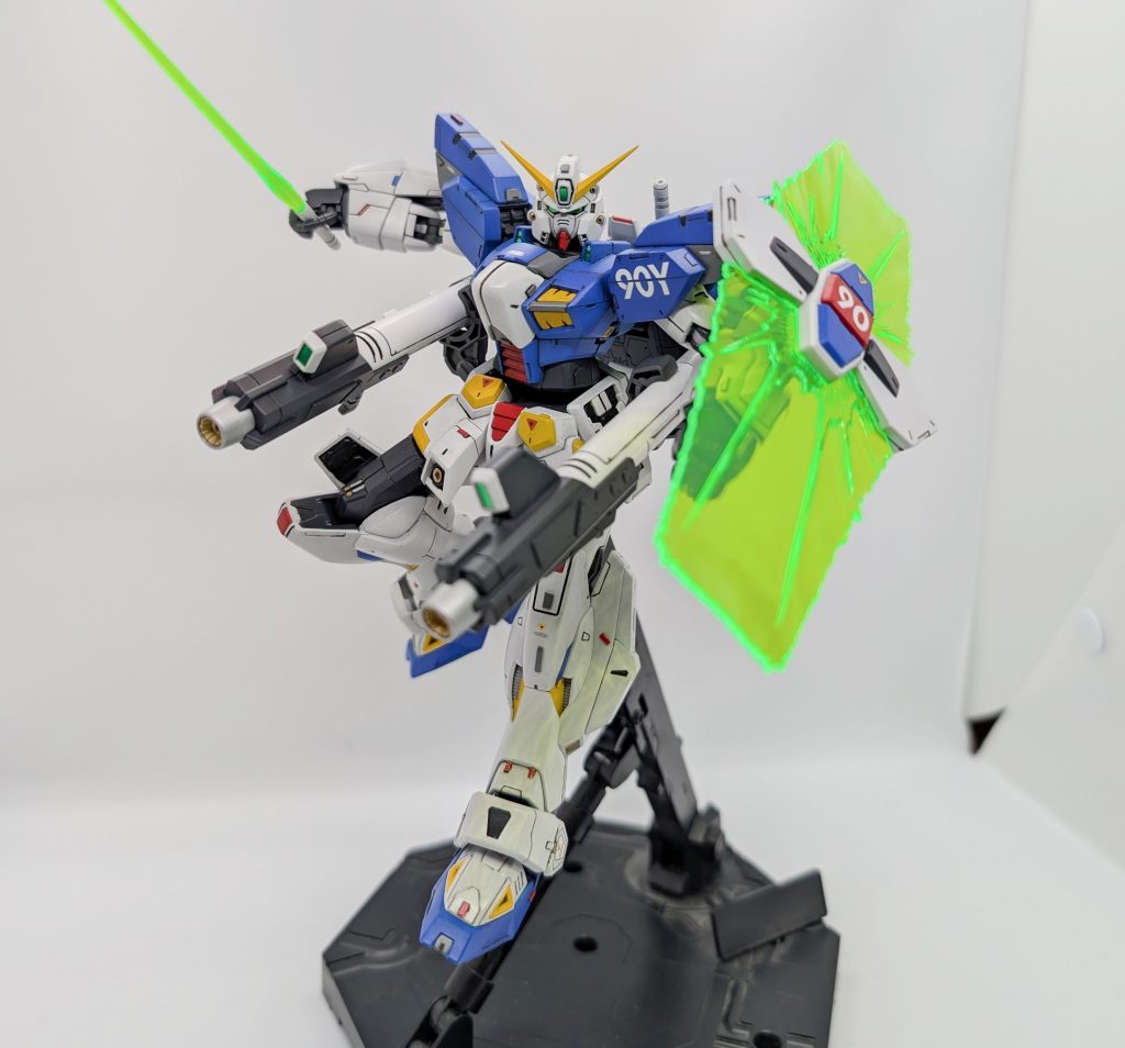 パケ絵っぽいポーズをキメるクラスターガンダム!バズーカを小脇に抱えながらビームサーベルは無理があるだろ〜と思うけど、そんなことどうでもいいぐらいのカッケェポーズ!(爆)