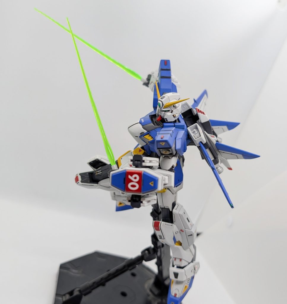 ビームサーベル二刀流!これはやっぱりやりたくなるwコアブースターの基部が少しだけ動かせるので、このような突撃させるポージングにも表情を付けられます!ウイングも展開状態にできるので、疾走感が出て非常に良いです!