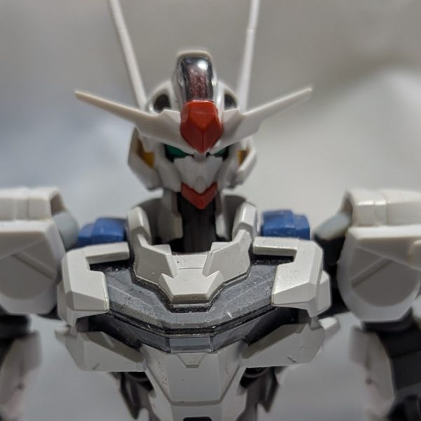 まだやってます。完成はいつになるやら。 一度は形になったはずの肩アーマージョイント。もともとはガンプラの肩アーマージョイントがアニメの設定画にない形状だったのが気に入らずジョイントごと作り直そうとしたのが始まりで、試行錯誤の果てにボールジョイント接続で完成を見たのですが… 肩が上がらない…！！素立ちのプロポーションばかり優先してたから肩アーマーの可動域が死んでるとは気づかなかった… しかしボールジョイント接続は結構悪くないので角度を変更して作り直し。ついでに接続部分を体側に近づけて再設計したことにより、肩アーマーが少し上に上がったけど腕が水平まで上がるようになったことを確認。（画像左が失敗した肩、右が再改造後） それにしても、バックパックのデザインが決まらない…どうしよう（2枚目）