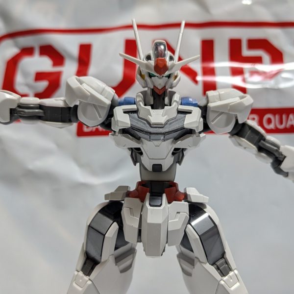 まだやってます。完成はいつになるやら。 一度は形になったはずの肩アーマージョイント。もともとはガンプラの肩アーマージョイントがアニメの設定画にない形状だったのが気に入らずジョイントごと作り直そうとしたのが始まりで、試行錯誤の果てにボールジョイント接続で完成を見たのですが… 肩が上がらない…！！素立ちのプロポーションばかり優先してたから肩アーマーの可動域が死んでるとは気づかなかった… しかしボールジョイント接続は結構悪くないので角度を変更して作り直し。ついでに接続部分を体側に近づけて再設計したことにより、肩アーマーが少し上に上がったけど腕が水平まで上がるようになったことを確認。（画像左が失敗した肩、右が再改造後） それにしても、バックパックのデザインが決まらない…どうしよう（4枚目）