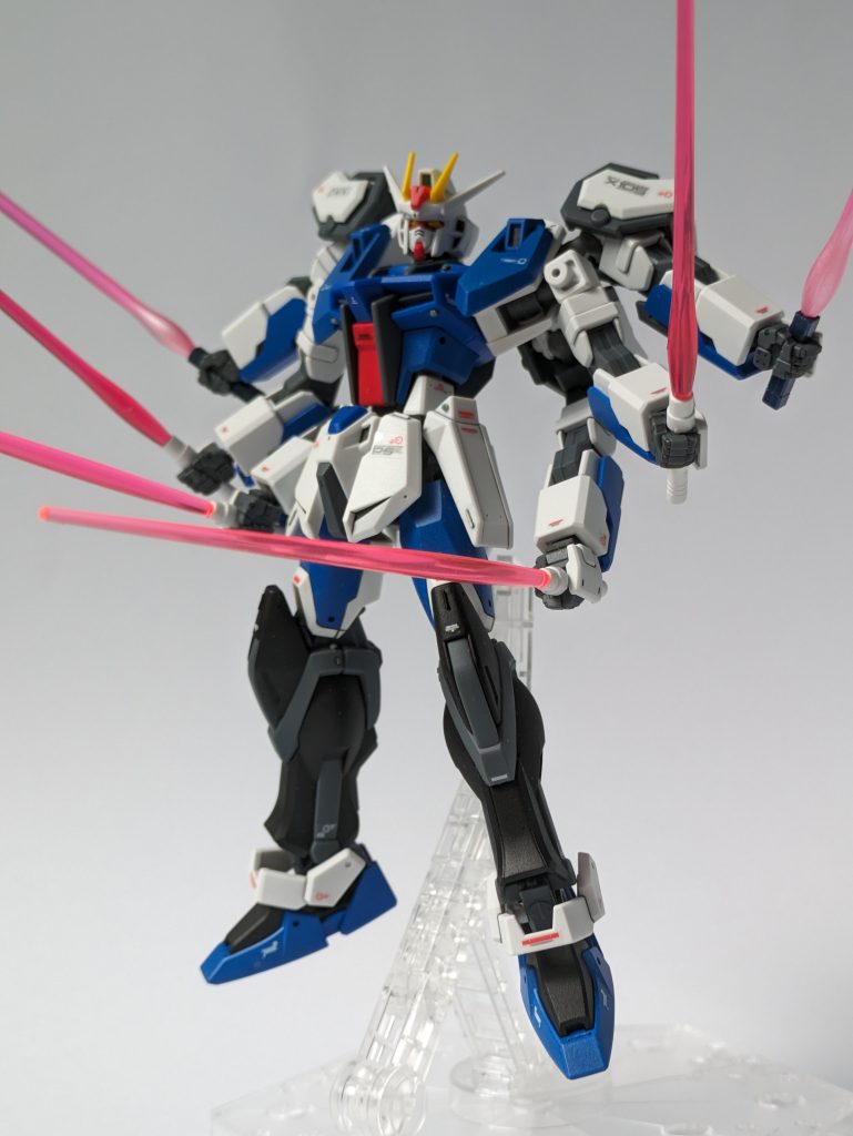 阿修羅なので、ゴツイ腕ではなくスマートな腕で。腕の取付け方は悩みましたが、結局簡単な方法で、ビルドストライクギャラクシーコスモスのパーツを使ってみました。
