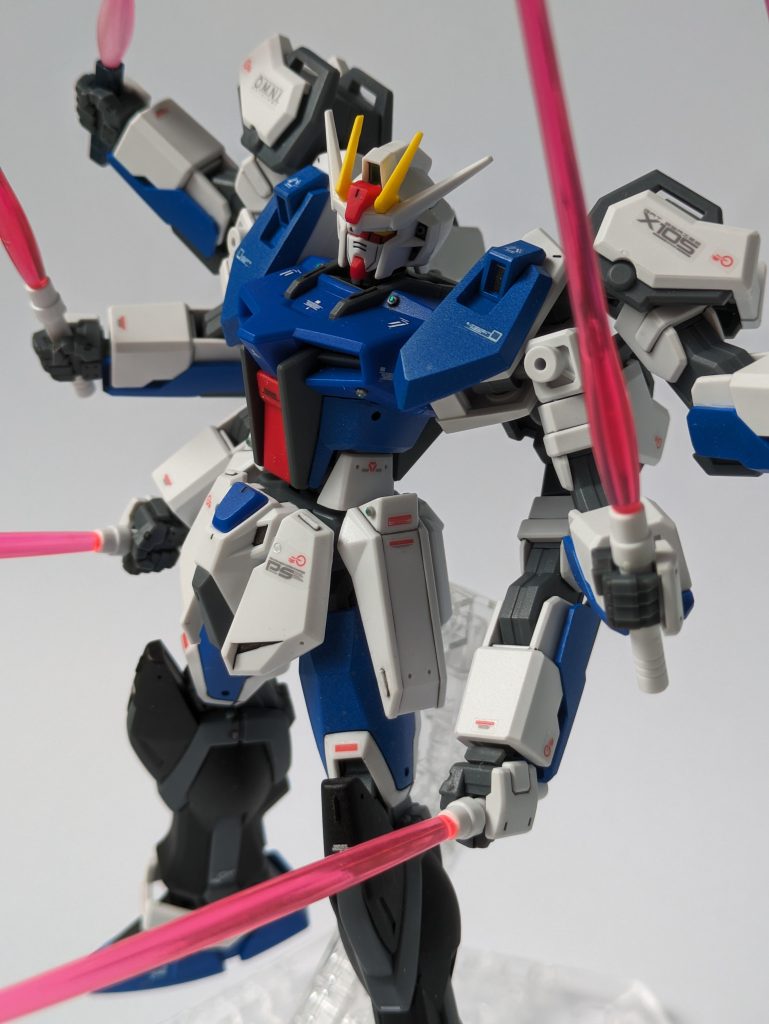 少しだけディティールアップ穴明とリベット追加下段の腕は手首の角度を変えて下方へビームサーベルを構えるように