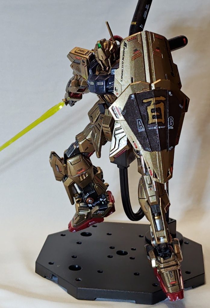 色々思案した結果、面倒くさくなって百の文字は手書きに。書いてる部分もマグネットシートなのでこれも重量増した要因だな😅 結局のところ…どう作ろうとしてたか忘れてしまい、何でこんなとこに穴開けたんだ?これ何の部品にしようとしたんだっけ?そんな調子で失敗だらけでした…😰 でも上手くいっても失敗しても、やっぱりガンプラ製作楽しいですね〜😀またマイペースで投稿して行きますので、どうぞ宜しくお願いします🙇