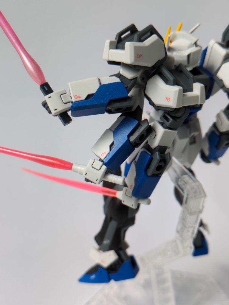 腕と胴体の接続は、磁石にしています。関節を作る技術がないので…