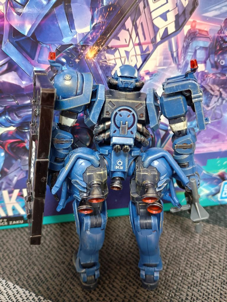 ほぼ素組、ガンダムマーカーで部分塗装、付属のシールを貼って、エナメル刷毛塗りでエッジ出しと汚しをして仕上げました。