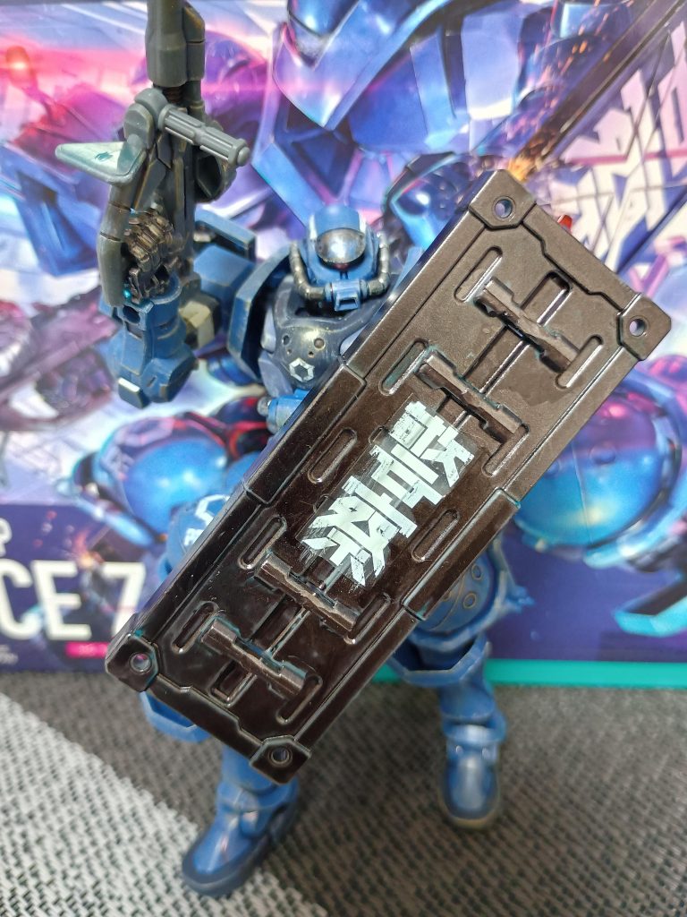 100均で売ってた物を加工、塗装してライオットシールドにしてみました。