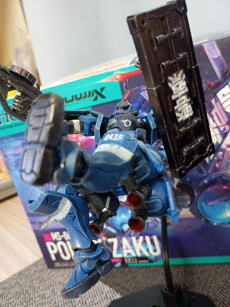 ジークアクス機体は初めて組みましたがパーツ分割は秀逸ですね。代わりに可動域が狭まり、自由なポージングは難しい。難解なデザインを優先した結果でしょうね。