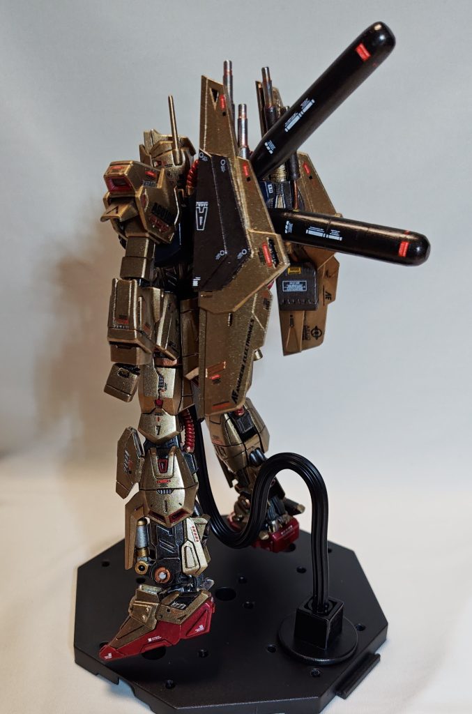 バックパックとバインダーの両方にマグネット仕込んで固定。プロペラントタンクは百均のミニブロック繋げてパテ盛り、ひたすらヤスリがけしてたらパテが先に削れてしまい段差が出来る始末、ミニブロックってけっこう硬いのね…。