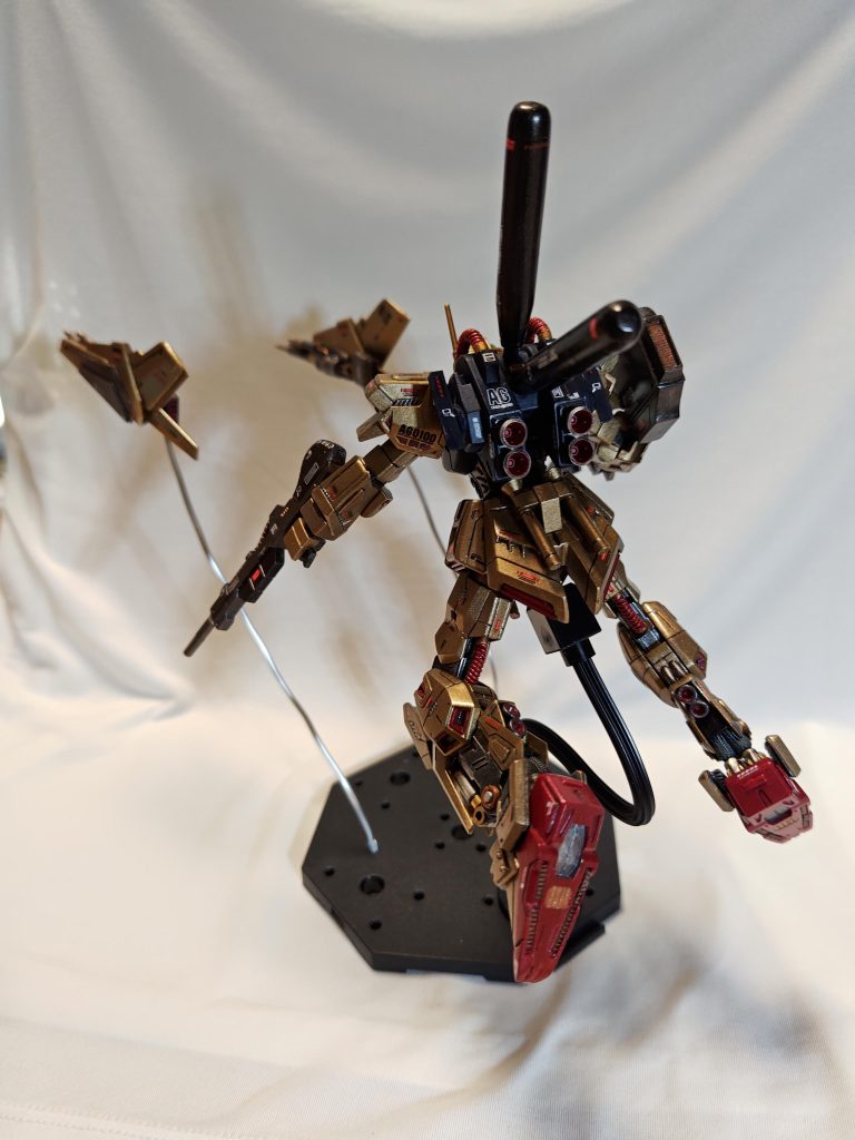 バインダーシールドファンネル射出!それ飛んでけーっ!でも見て欲しいのは足裏の肉抜き穴、パテ埋め+ギザチップこさえて埋めました。ジジイにしては頑張ったほう😄