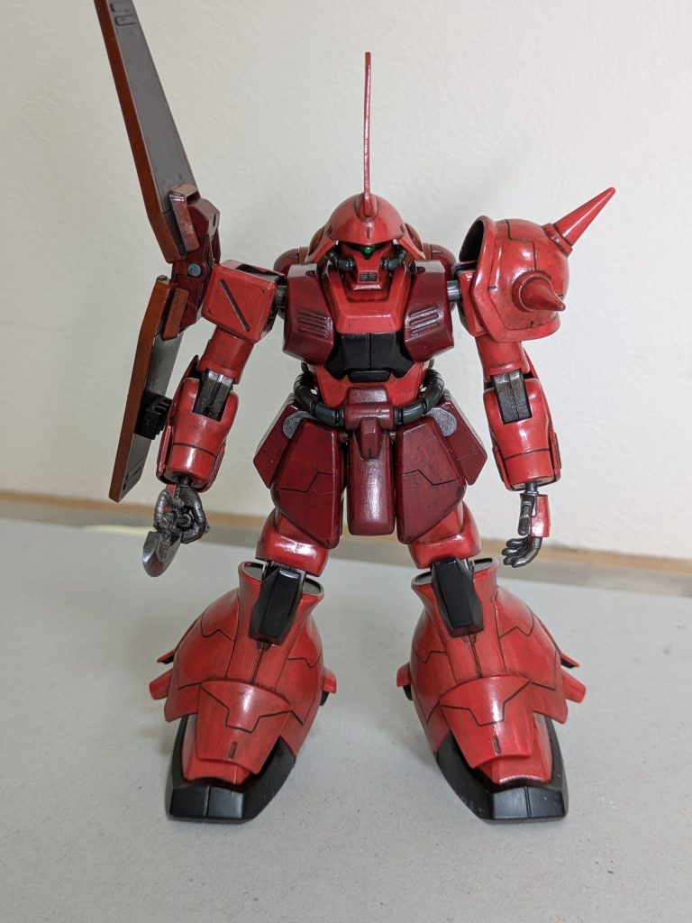 合わせ目を消し、多少スジ彫りを入れてディティールアップしました。モノアイはいつも通り、100均のキラキラデコシール。シルバー下地にクリアグリーンを上塗りしました。😁