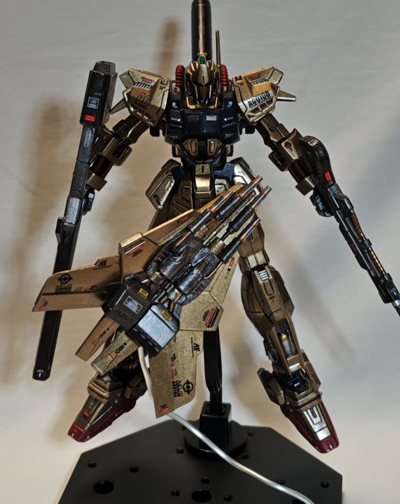 バインダーシールドファンネル合体飛行形態。4連ビーム砲の先端は金属っぽくしたかったのでゴミから拾ったボールペンの先をバラして使用、金属っぽいと言うか金属ですね😁磁石も仕込んでるので…これけっこう重たい。