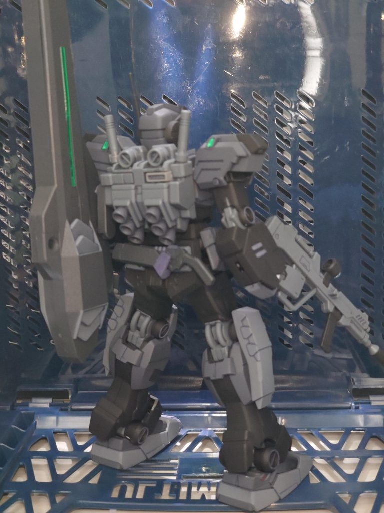 背面。ナイフも装備しているが、こちらはデブリ等での工作用であり、格闘戦でもほとんど用いることは無い