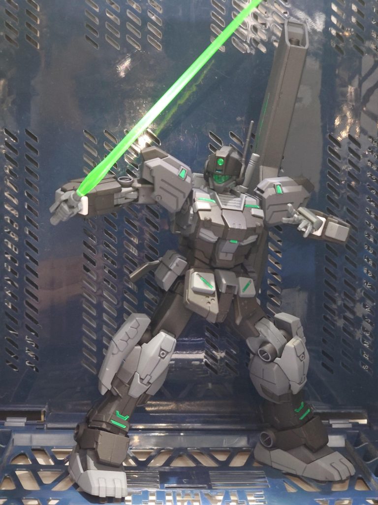 ビームサーベルも扱うが、接近戦は不得手なため、基本的には装甲を当てに離脱し、再度狙撃ポイントを探るか撤退するかの二択