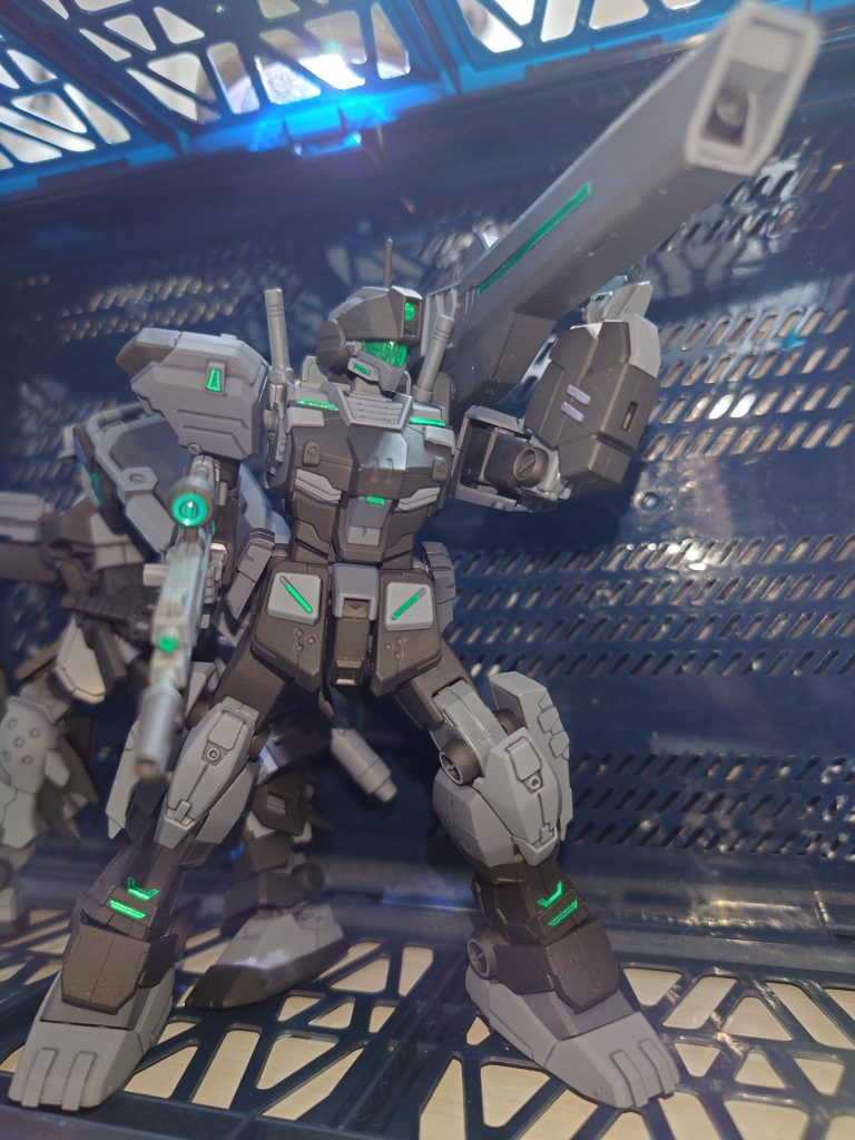 フルアーマー7号機を見てから、「最前線で白兵戦やる機体じゃないよなこれ」という思いがあったのと、ジムタービュレンスのHGが欲しくて、とにかくゴツいジムを作りたい。となったのが作成動機。