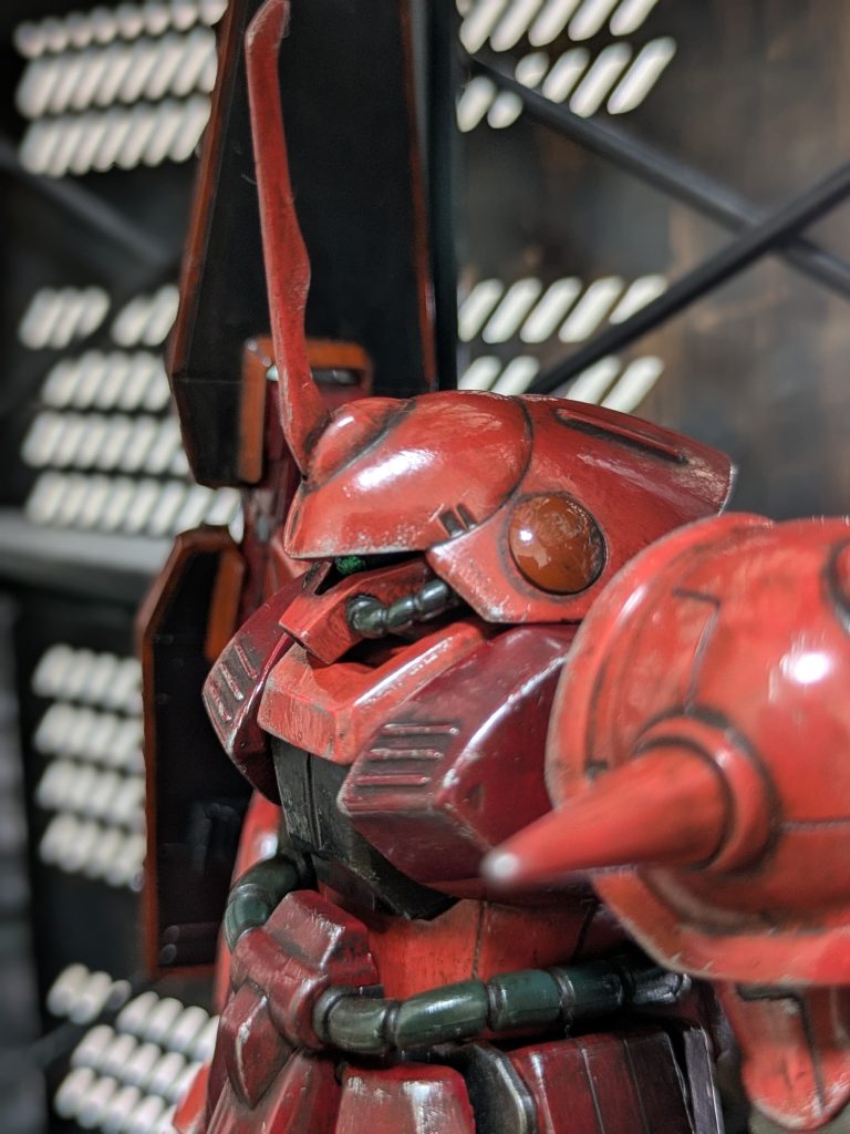 前回シャアザクを作った時、汚し、キズを入れたのですが、今回は汚し、キズを入れないで作ろうと製作を始めました。🤔塗り方を工夫しながらやっていましたが、性格上筆ムラがどうしても気になってしまい、何度も塗り直しをしました。😵どうしても満足行く感じにならないので、仕方なく多少汚しを入れる事にしました。(妥協の始まりです。)😩汚し始めると物足りなさを感じ、更にキズも入れたくなり…結果、いつも通りのガッツリキズ、汚しの完成です。😅