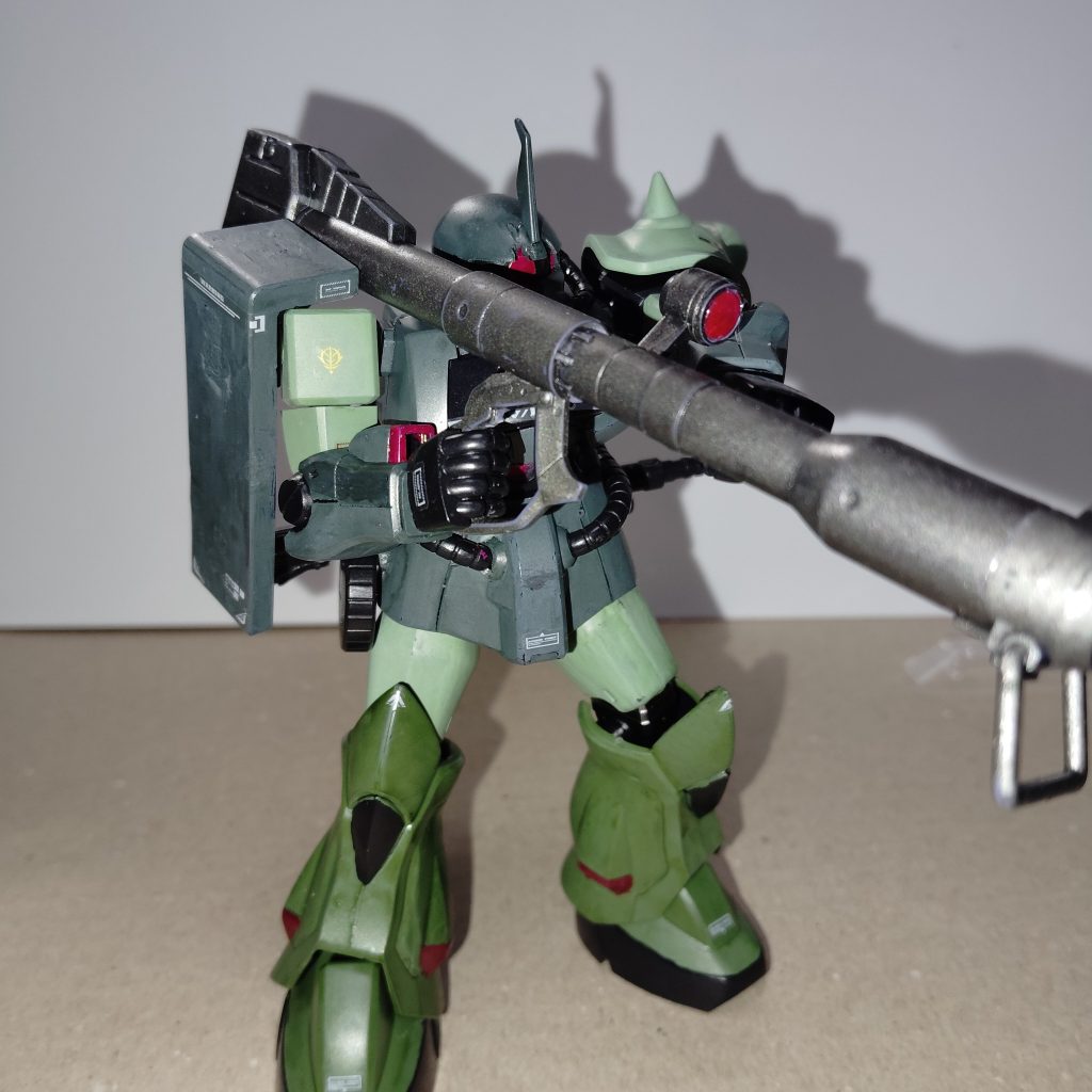 主兵装のジャイアント・バズ、ドムから、グフVDへ、そしてこのザクへ持ち主を転々とした落ち着きが無いバズーカ。