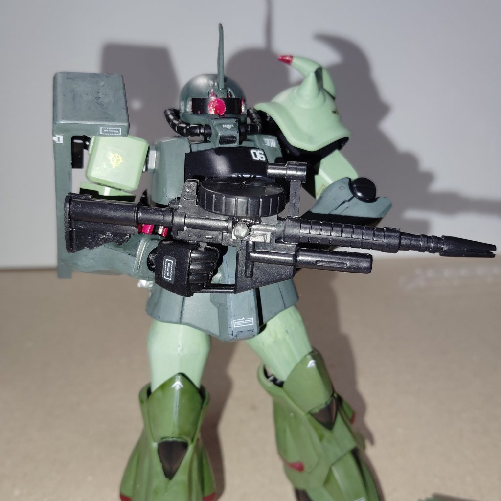 グリップが特殊でザクのハンドパーツでは持てません。