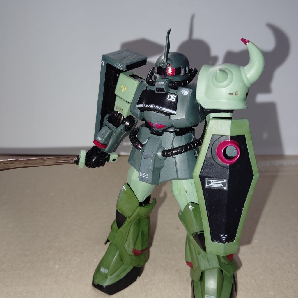 グフのシールドとヒートサーベル、古い方は収納したとき柄だけ残る、グフカスタムの逆みたいに。