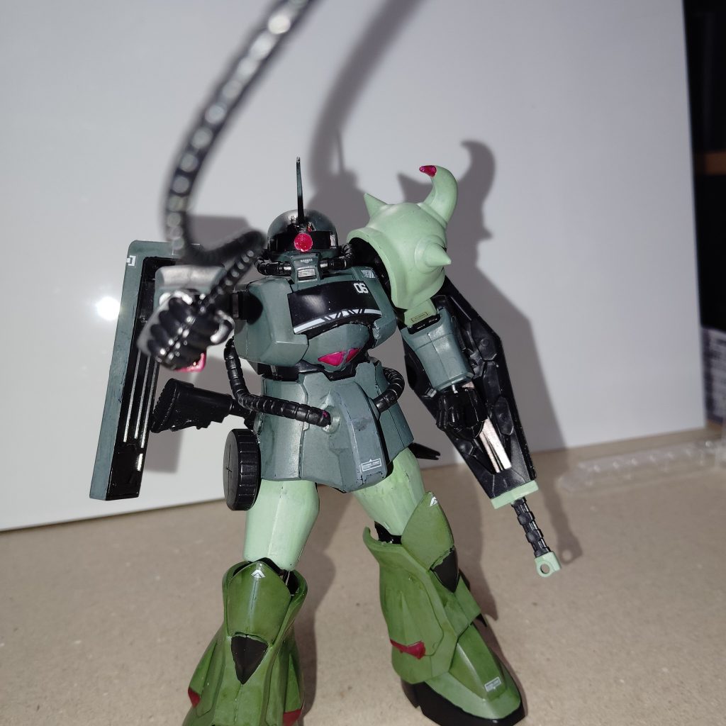 ヒートロッドも装備してます、これもザクのでは上手く持てません。