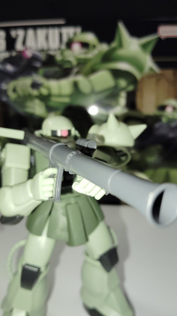 肩の可動が優秀でバズーカやマシンガンの両手持ちもお手の物、