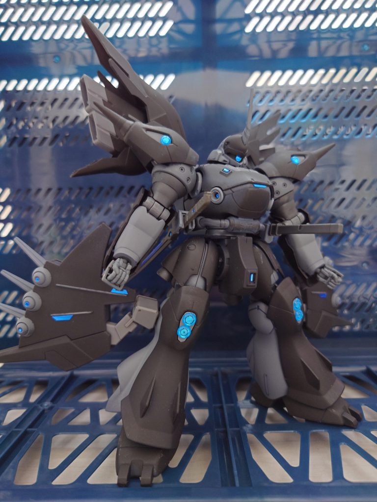 肩と膝の発生装置から、微弱なビーム歪曲フィールドを発生可能。また指向性ミサイル等の弾道を逸らす事が可能であり、直線軌道の妨げを減らすための装備が充実している。