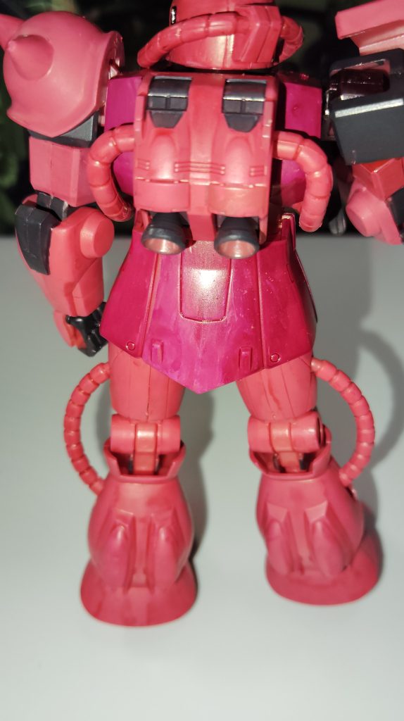 感覚的には接着剤を使わない…旧キットみたいな感じなのかな…それでもディテールはちゃんとあって脚やバックパックの増加スラスターなど、ただの色違いキットでは無いようです。