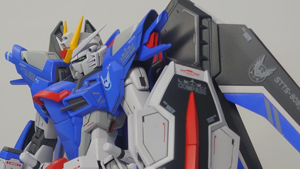 ツインアイや各センサーはハイキューパーツの偏光シール(ミラージュグリーン)を使ってます