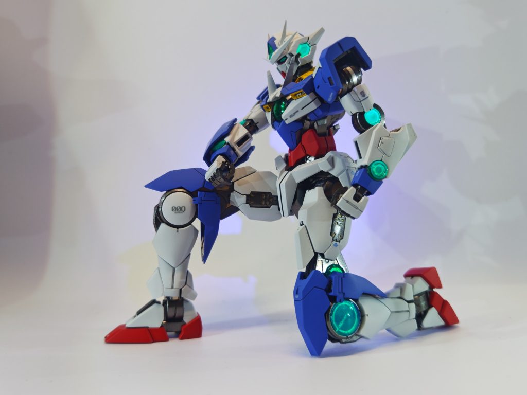 続きまして、外部装甲を付けた完成版クアンタ。使用した色は一応調色したりしましたが、写真じゃ解らないくらいの変化になりました…。あとは、胸のクリアパーツ以外のクリアパーツは全て蛍光クリアで塗装しました。全体を照らせるライトを持っていないので全て光らせた状態を見せれてないのが残念なところ…。 次に、今回初めてシールを張るところまでやりました。キットに付属しているシールで、水転写ではない、マーキングシール、ドライデカールを使用しています。シールの段差が出るのが嫌だったので、出来るだけ段差消しをしています。しかし普通のシールなので完璧に消すことはできませんでした…。今度作るキットでは水転写デカールに挑戦して、完璧な段差消しに挑戦したいですね。