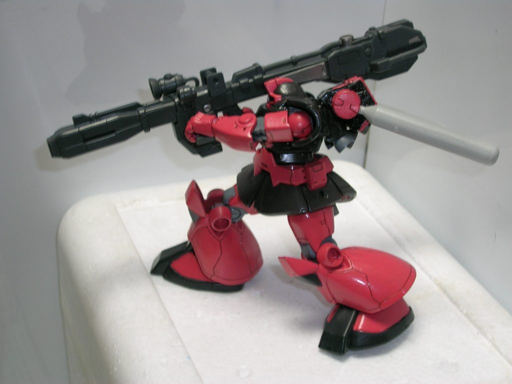 だいぶ昔のものですが、MIAリック・ドムをベースに塗装変更とシャア専用ザクIIに付属していたマインレイヤーのバックパックを改造し、プロペラント・タンクとメイン・バーニアを追加したものです。バックパックは取り外し可能に作ってあり、通常のリック・ドムに換装可能になってます。ドムのヒート・サーベルラックの穴にバックパックを差し込んでます。