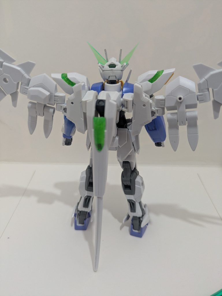 頭部内と近接武器以外の緑のクリアパーツは初の試みでレジン液に塗料を混ぜて複製し、頭部アンナのクリアパーツは別ガンプラから切り取り接着しています。