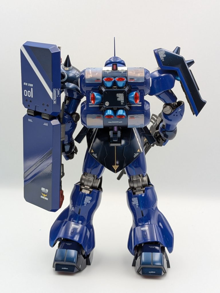 盾は、プラ板と塗り分けでオリジナル感を出してみました使用した塗料は下地⋯黒のサーフェイサーの上にシルバーブルー⋯ブリッツブルー濃いブルー⋯プリズムブルーブラック ウォルフブルースラスター⋯APブルーを使用しました