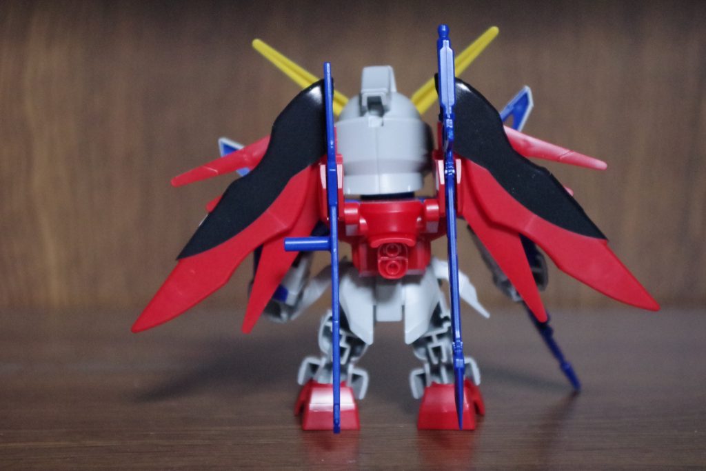 バックパック部分は、シールで。剥がした時に少し破れましたが、重なることもあり、黒いので全く分かりません。(； ･`д･´)