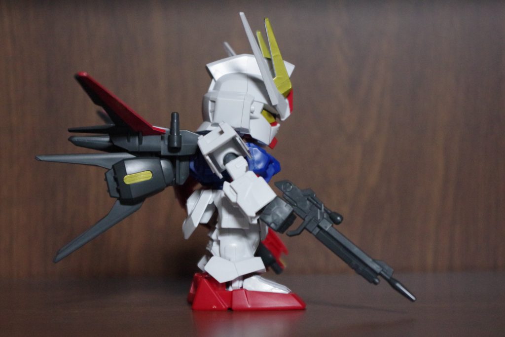 背中のユニットは、ほぼ一体ものですが、ステッカーでいい感じに表現されています。