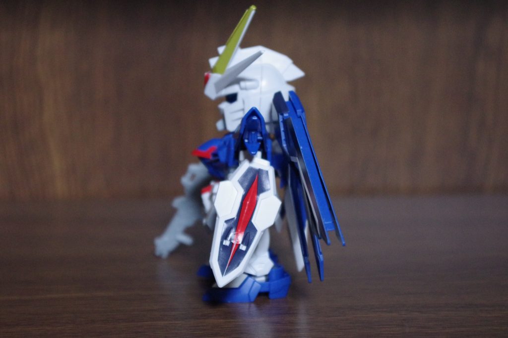 シールドもシールで色分けです。このモデルもそうですが、トータル3、4色のプラパーツで良く表現されています。