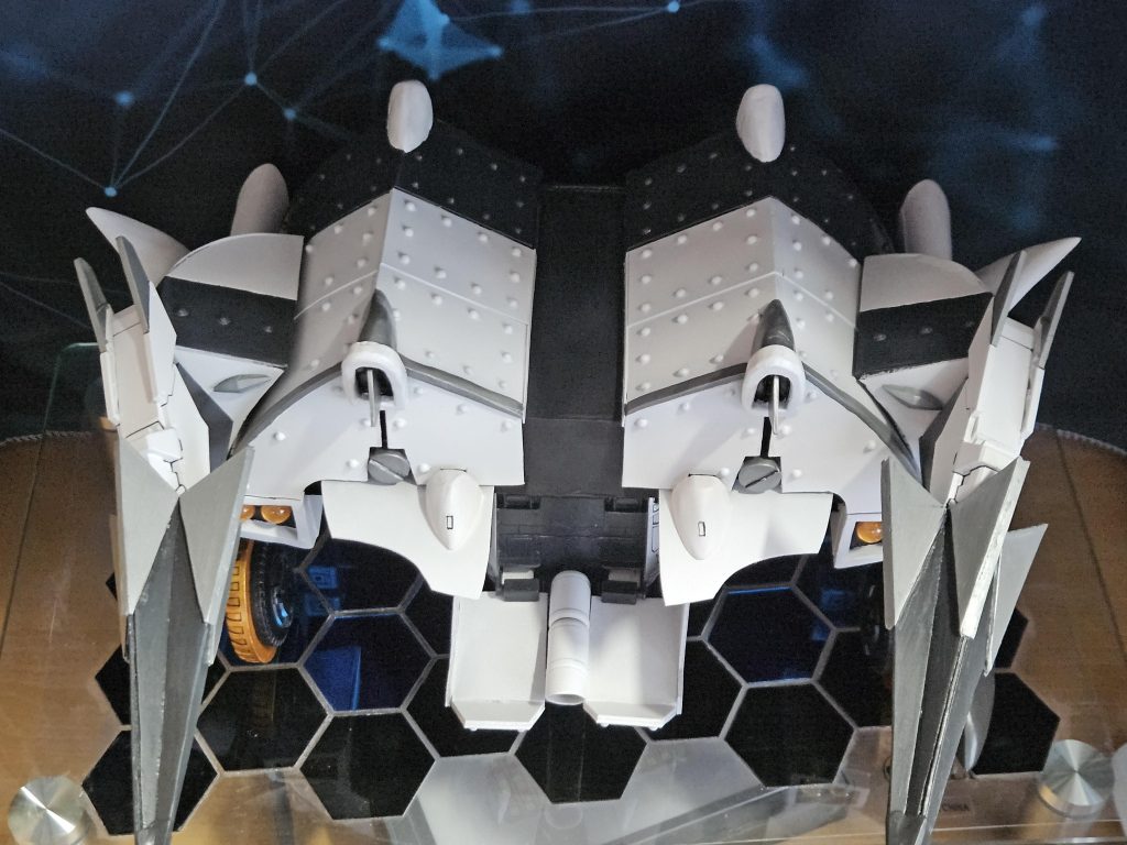 オーキス単体上から。座席部分肩保護用の装甲板はジョイント付いてるのである程度上下します。