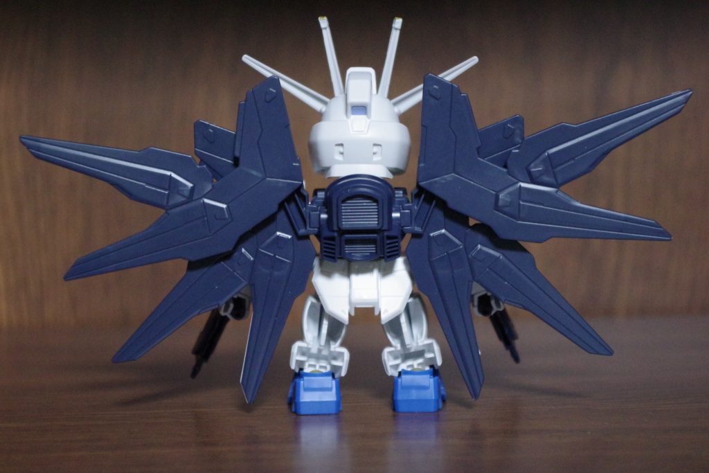 後ろは簡略化されていますね。足なんかは特に（笑）。まあ、ロープライスなので仕方ないですね。