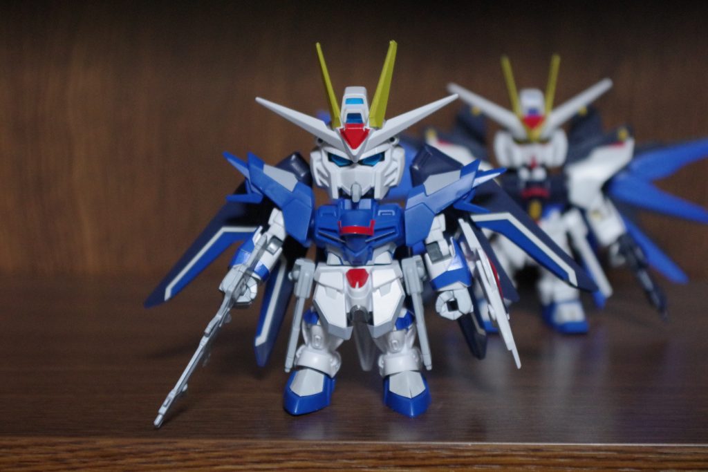 ストライクフリーダムをバックに。デフォルメが上手くされているので、小さくなってもカッコイイですね。(*´ω｀*)