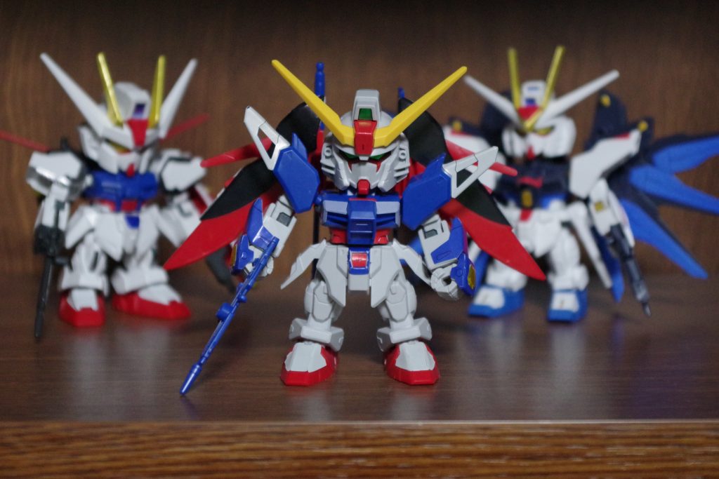 ストライク、ストライクフリーダムをバックに。相変わらず、ロープライス且つ、シールで頑張っているモデルです。カッコイイです。(*´ω｀*)