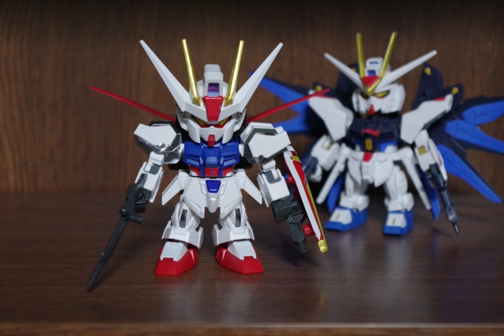 ストライクフリーダムをバックに。ロープライスとしてはこのシリーズはステッカーで頑張っている感じがしますね。グッドです。(*´ω｀*)