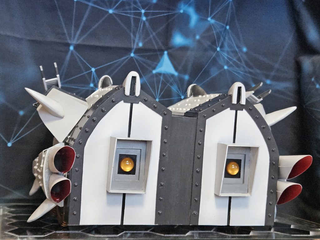 後ろから。資料無いのでデザイン適当です💦白の装甲板にもピン留めあったが良かったかな?タイヤの後ろの装飾を車のマフラーに変更。この重量を馬二頭でそこそこの速度で…は無理があるなと感じました。マシンで加速しつつ馬二頭を補助にハンドル代わりに方向転換するイメージに解釈変更。