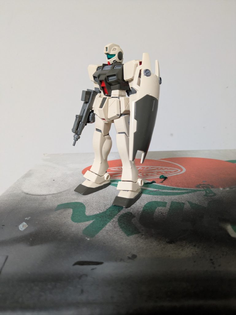 親の顔よりも見たフロントビューです、腰の部分をよーく見ると増えてるところがあるでしょう？それが延長した部分です、生憎プラ板とかなかったのでランナーの板部分を切り取りヤスリで平面にして付けました、あとこの際に少し胴体と下半身を接続するための軸もヤスリで出っ張ってる所を削りました。