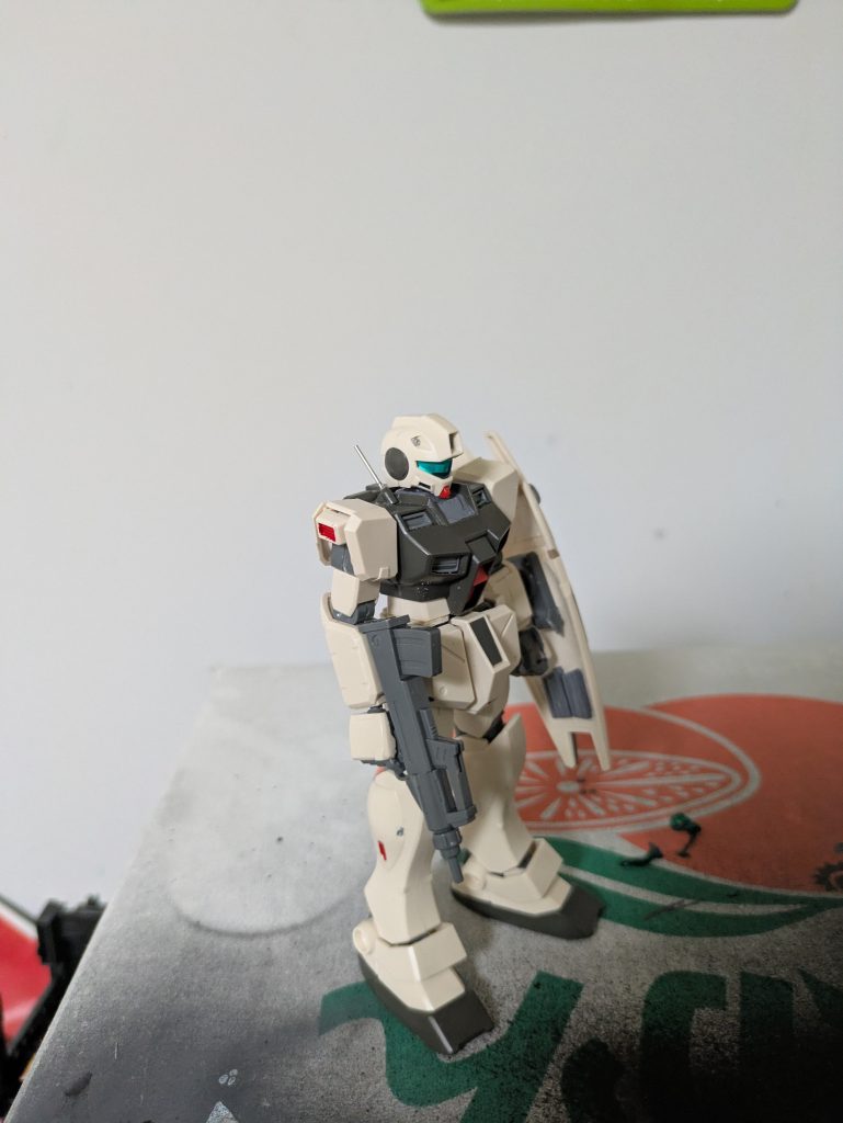 そして右腕視点です。実は制作中に胴体のアンテナを切り取る際にHGでよく見る安全フラッグがあってそれを切り取ろうとした時に誤って短くしてしまいました、ので短くなったアンテナを根元のみ残して切り落として1mmのピンバイスを使って100均とかにあるクリップを挿せる用の穴を作り金属に換装しました。